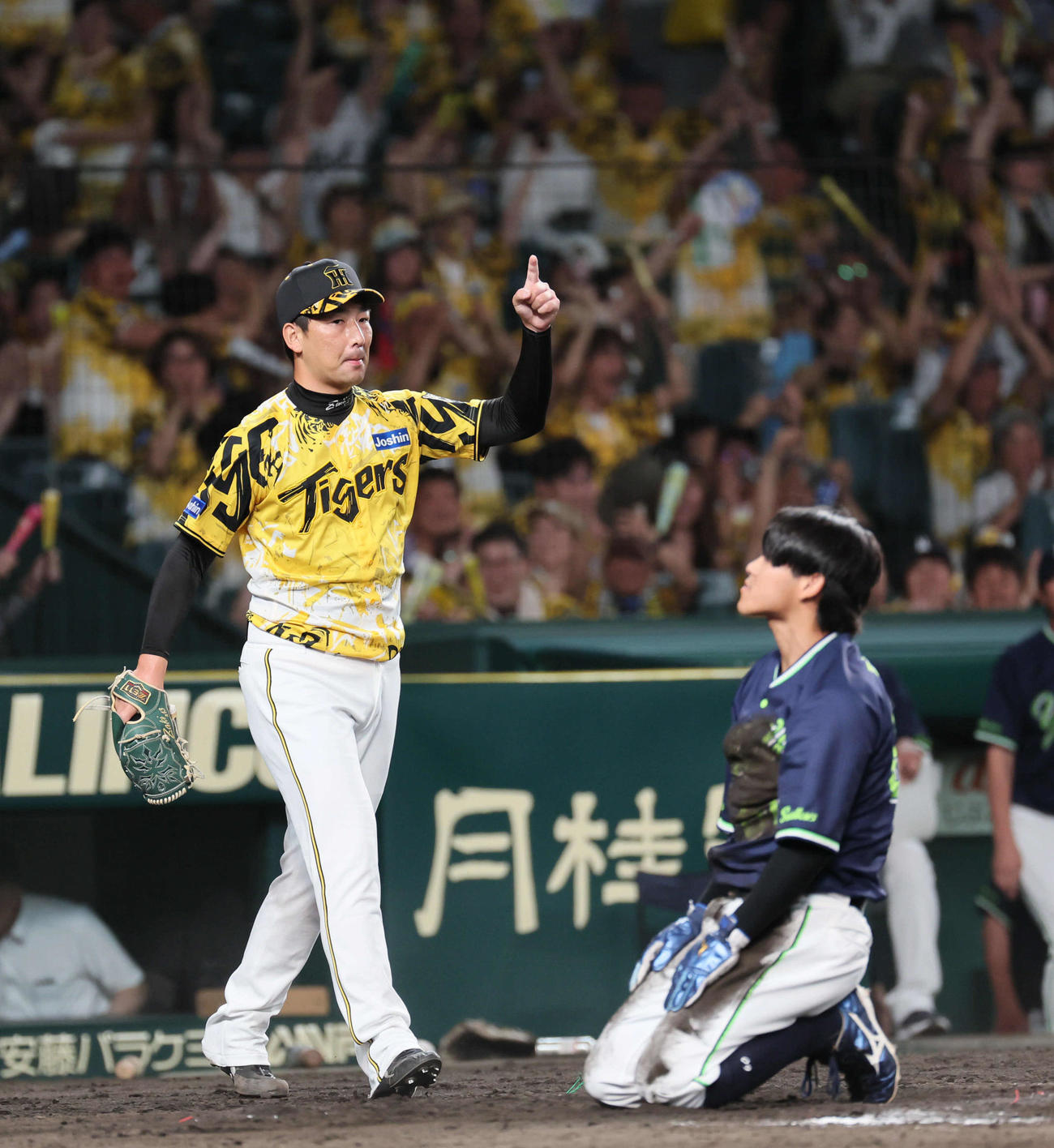 阪神対ヤクルト　9回表ヤクルト1死二、三塁、岩崎は増田の右飛で政官を狙った武岡がアウトとなり、1番ポーズ（撮影・宮崎幸一)