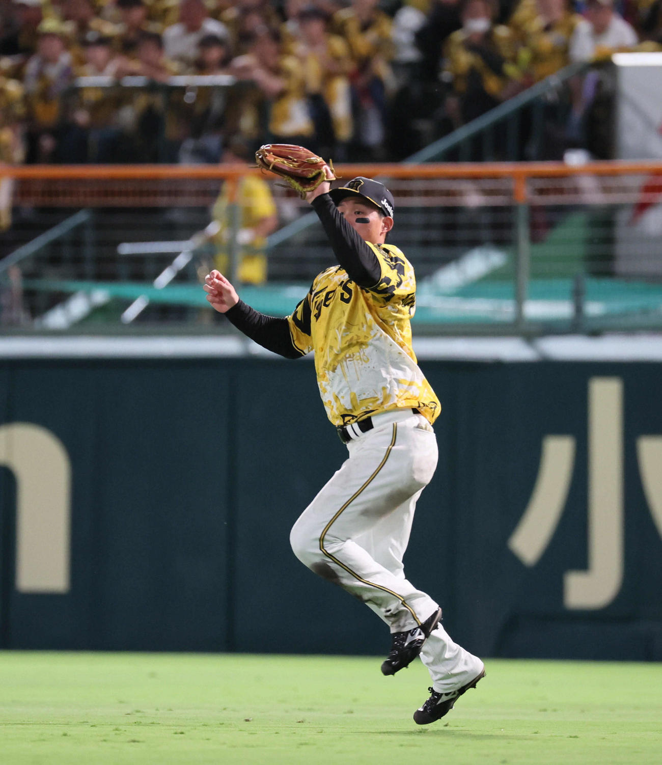 阪神対ヤクルト　9回表ヤクルト1死二、三塁、森下は増田の右飛で政官を狙った武岡を刺す（撮影・宮崎幸一)＝