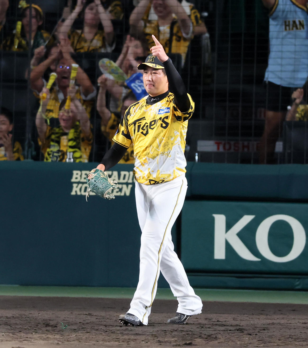 阪神対ヤクルト　9回表ヤクルト1死二、三塁、岩崎は増田を右飛に仕留め本塁併殺で試合終了となり左手を挙げる（撮影・加藤哉）