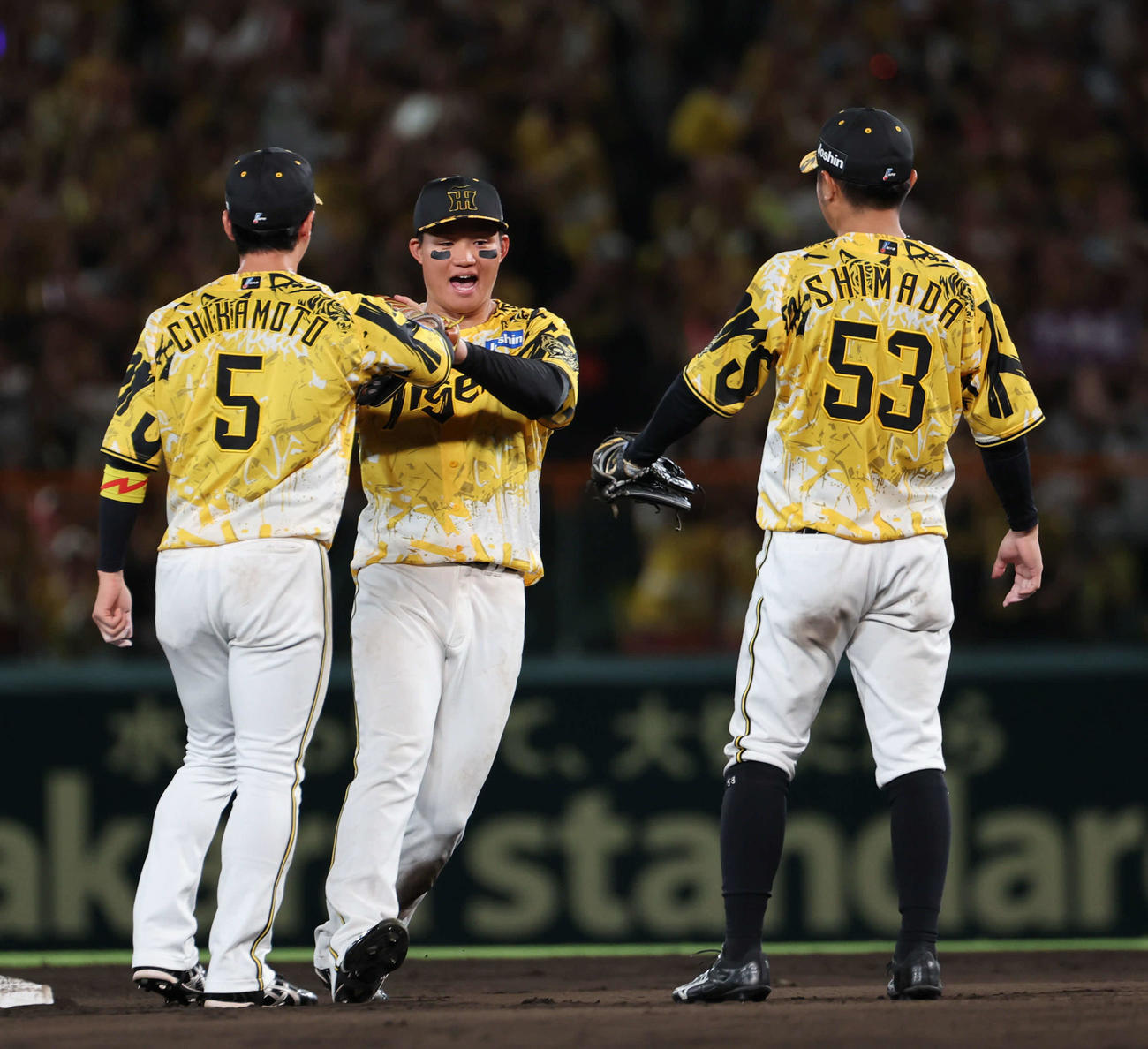 阪神対ヤクルト　9回表ヤクルト1死二、三塁、右翼手森下（中）は同点を狙った走者を本塁で刺し、勝利が決まり近本、島田と喜びあう（撮影・西尾就之）