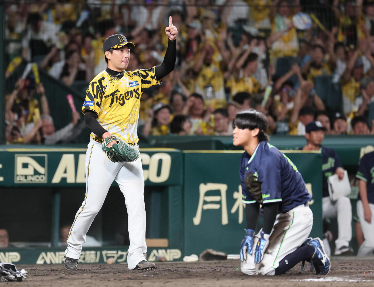 阪神対ヤクルト　9回表ヤクルト1死二、三塁、岩崎は増田の右飛で政官を狙った武岡がアウトとなり、1番ポーズ（撮影・宮崎幸一)