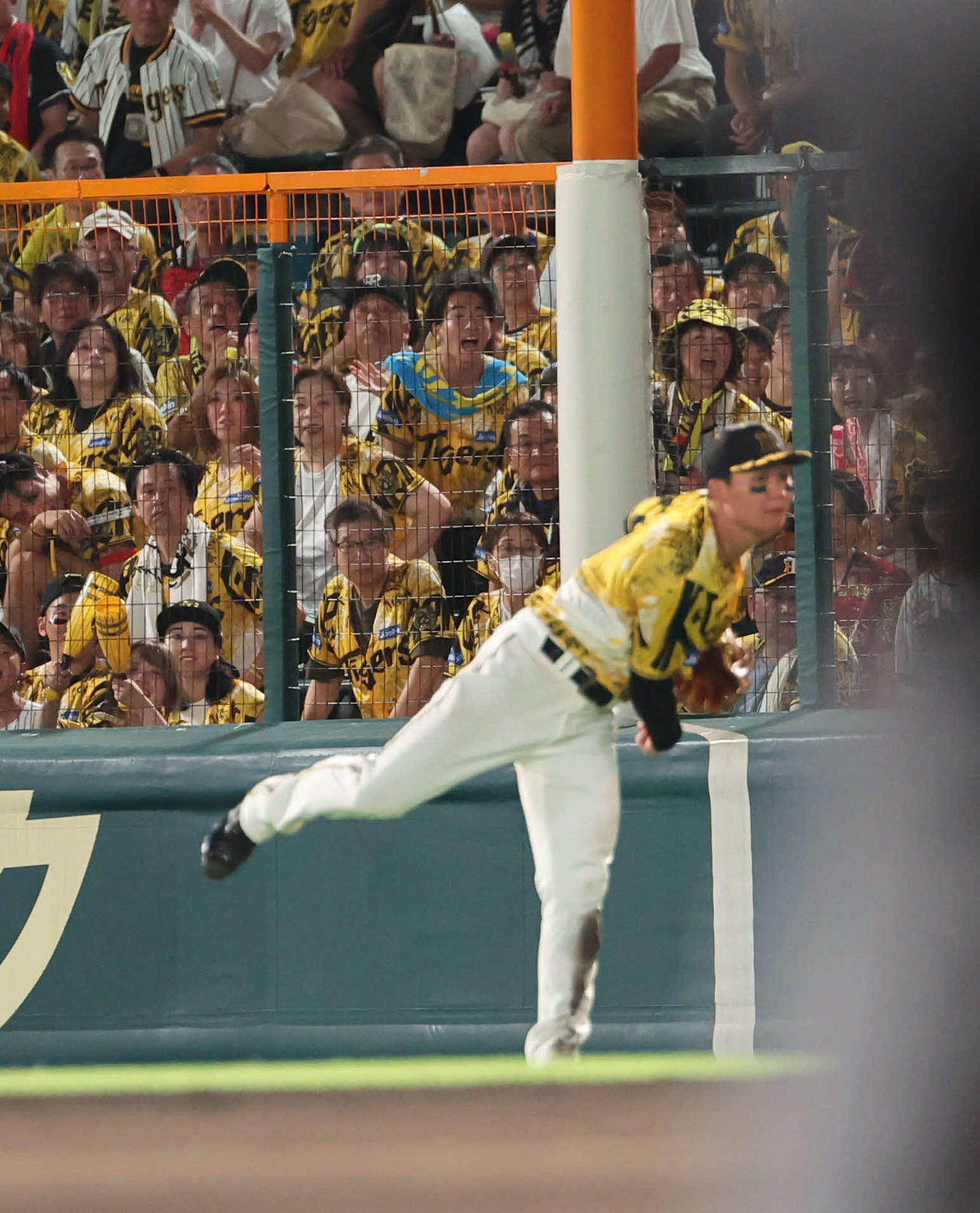 阪神対ヤクルト　9回表ヤクルト1死二、三塁、右翼手森下は増田の右飛で本塁を狙った三走武岡を刺してアウト（撮影・西尾就之）