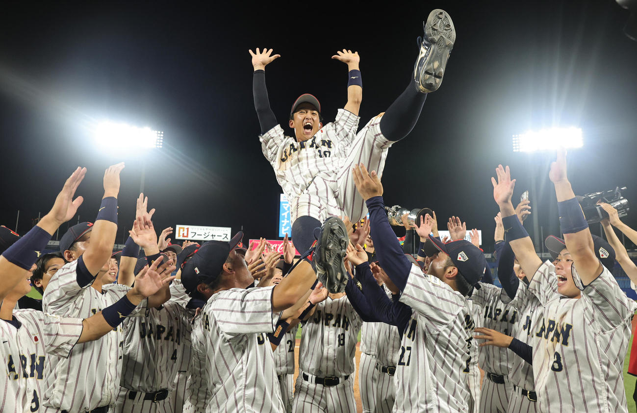 米国対日本　全勝優勝し胴上げされる日本・松下主将（撮影・野上伸悟）