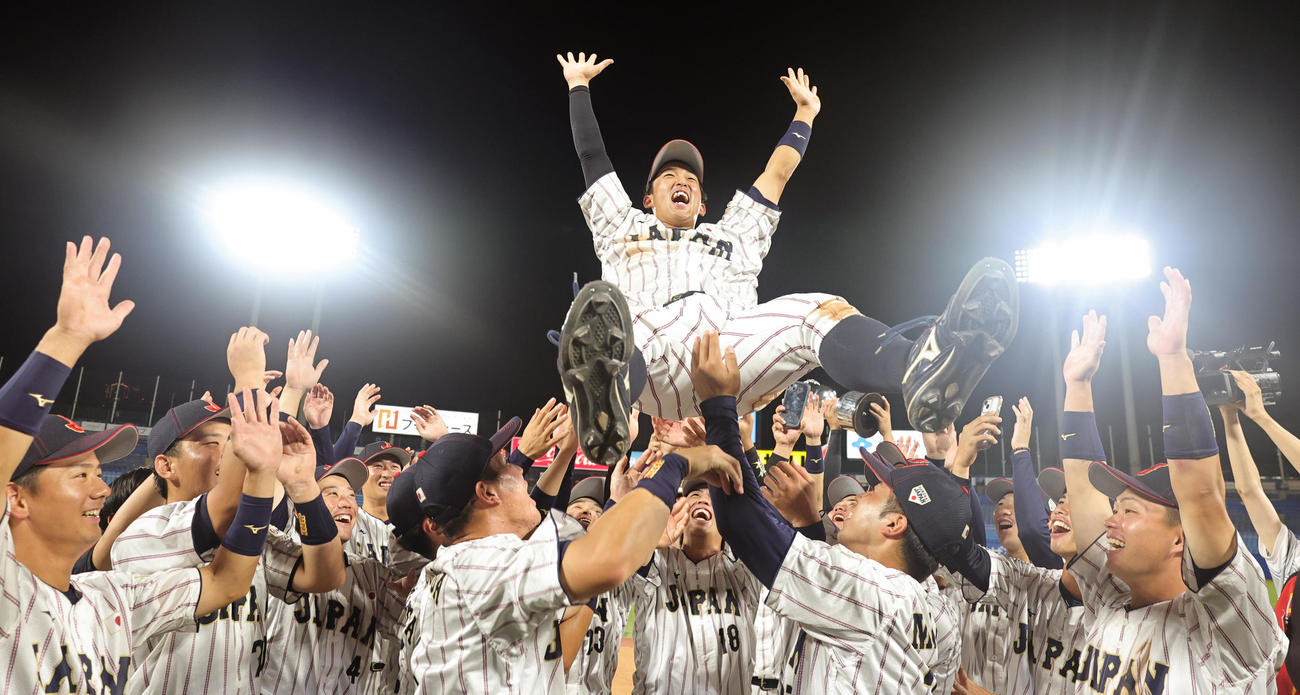 米国対日本　全勝優勝し胴上げされる日本・松下主将（撮影・野上伸悟）