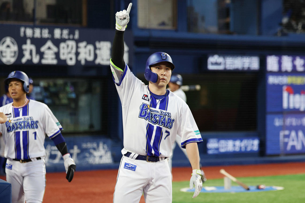 DeNA対巨人　3回裏DeNA2死一塁、左越え2点本塁打を放ち喜ぶ佐野（撮影・宮地輝）
