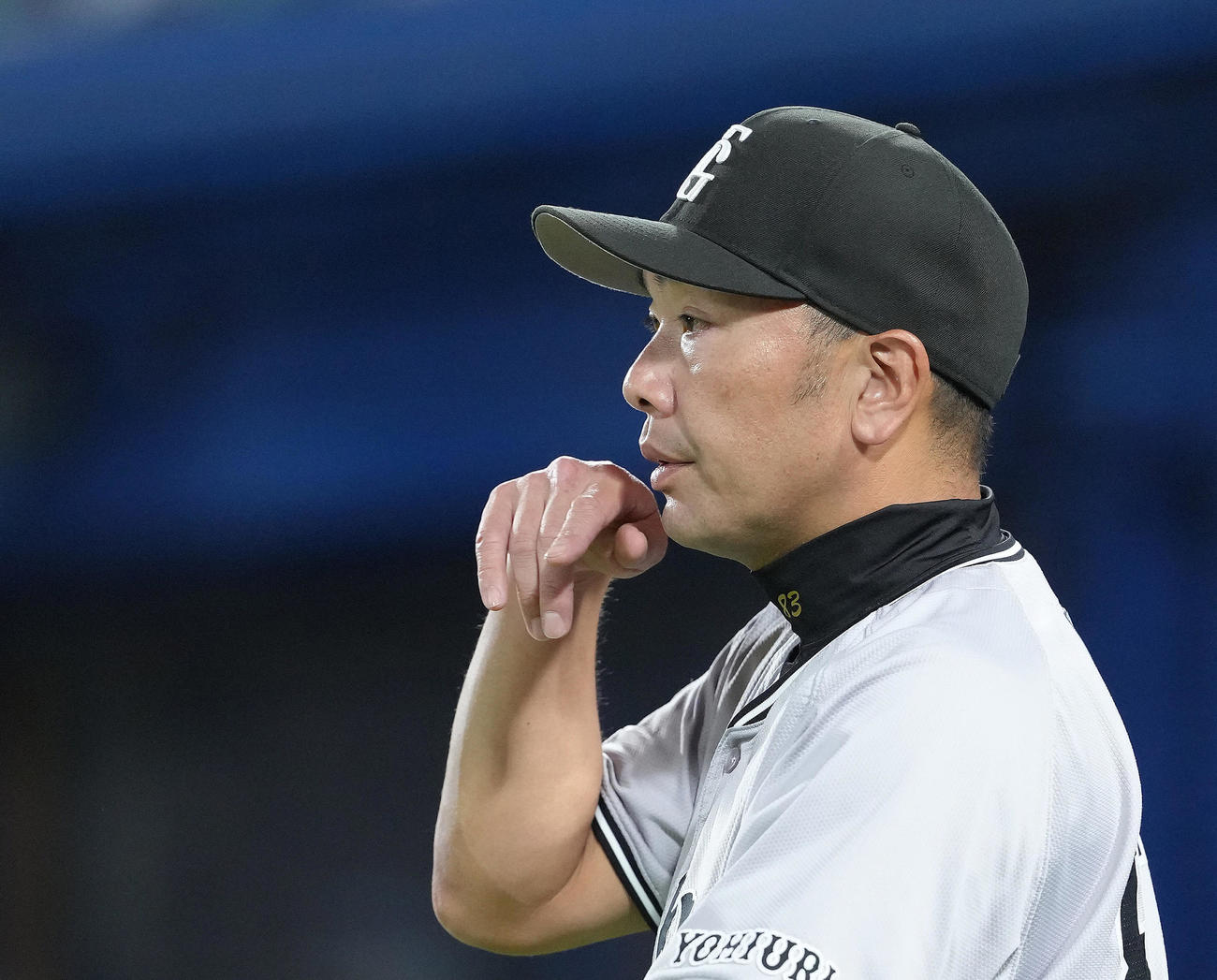 DeNA対巨人　選手交代を告げる巨人阿部監督（撮影・足立雅史）
