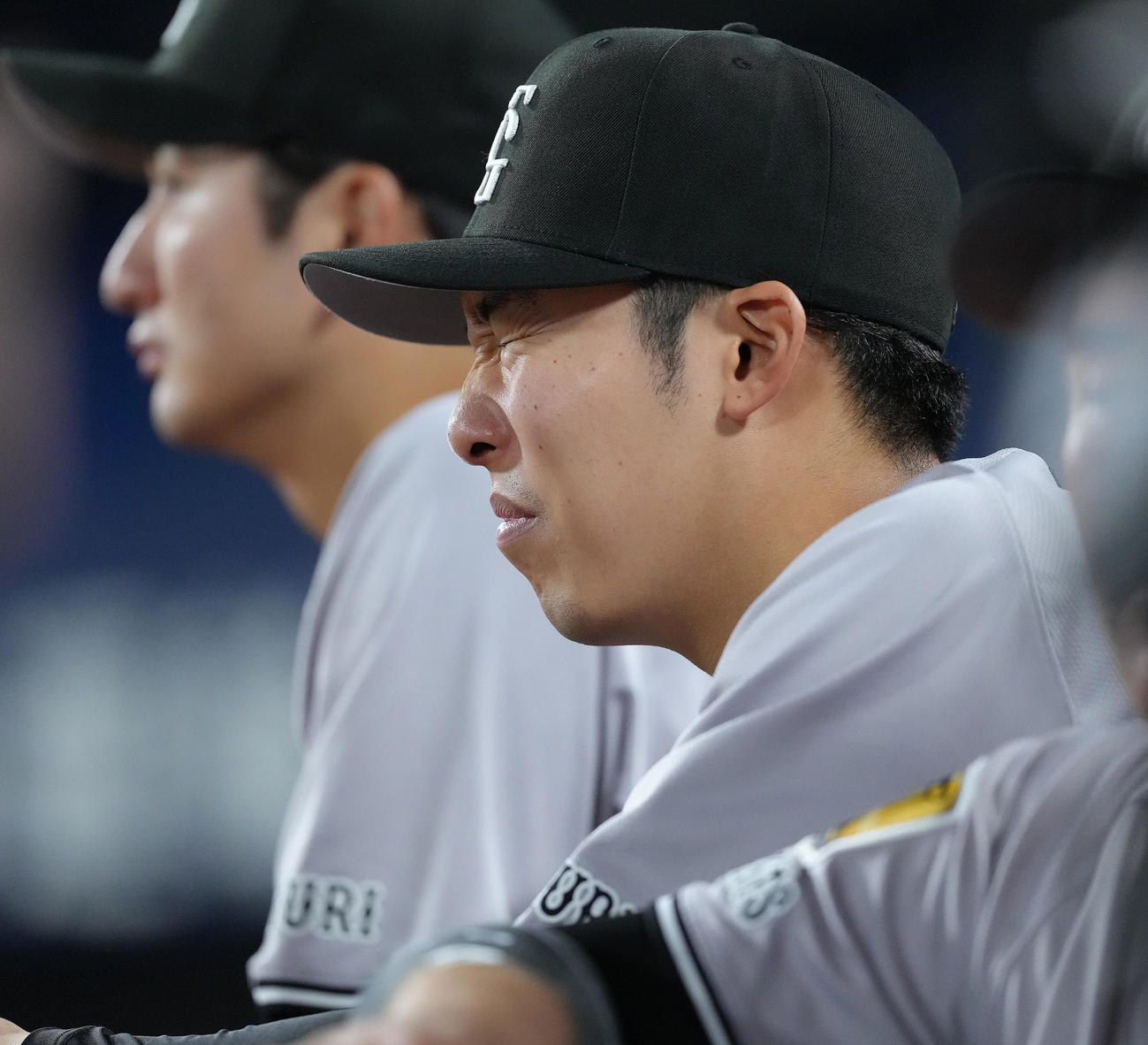 DeNA対巨人　ベンチで厳しい顔を見せる巨人赤星（撮影・足立雅史）