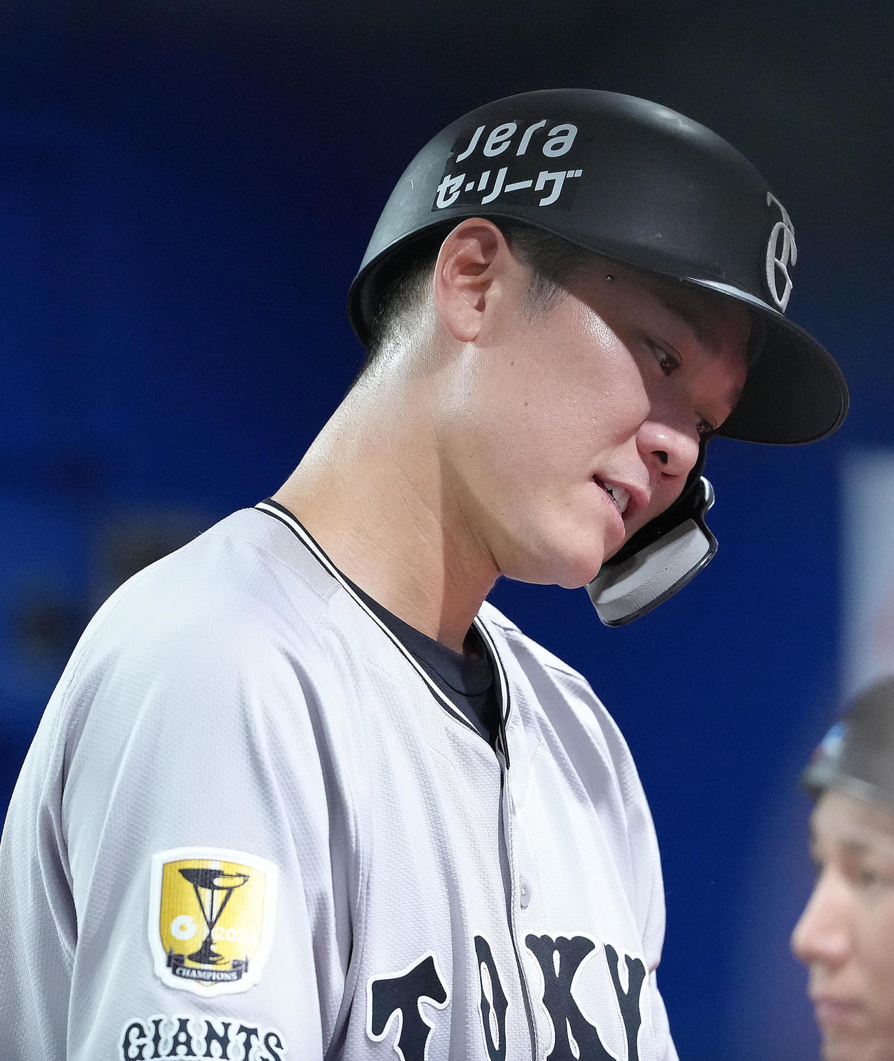 DeNA対巨人　7回表巨人2死一塁、坂本は見逃し三振に倒れ渋い顔を見せる（撮影・足立雅史）
