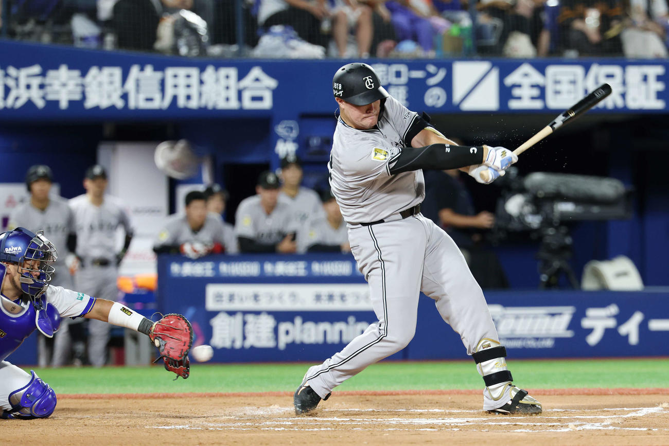 DeNA対巨人　6回表巨人2死二塁、空振り三振に倒れるリチャード（撮影・宮地輝）