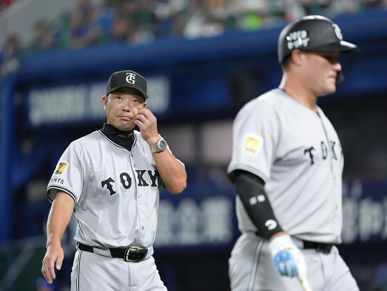 DeNA対巨人　6回表巨人2死二塁、代打リチャード（右）は空振り三振に倒れる。左は交代を告げベンチに戻る阿部監督（撮影・足立雅史）