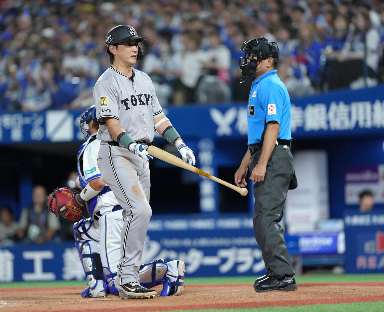 DeNA対巨人　6回表巨人2死、小林は四球で出塁する（撮影・足立雅史）