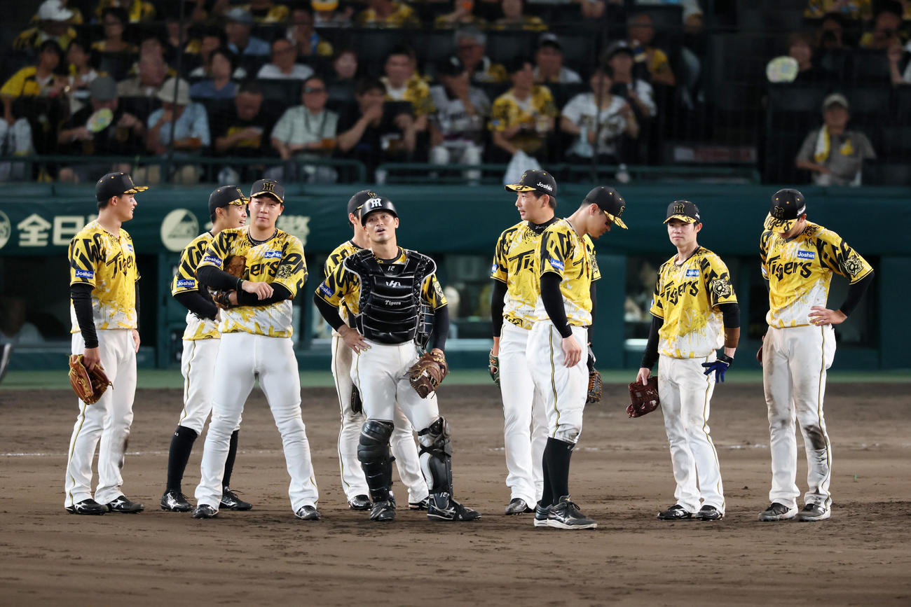 阪神対ヤクルト　9回表ヤクルト1死二、三塁。増田の右飛で本塁アウトになった三塁走者武岡の判定に高津監督からリクエストが出されグラウンドで待機する阪神ナイン（撮影・加藤哉）