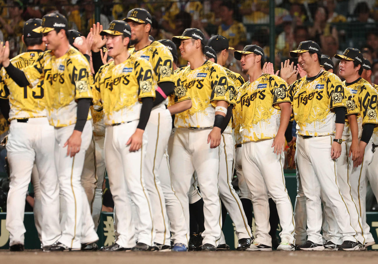 阪神対ヤクルト　接戦を制し、笑顔でナインを出迎える藤川監督（右から2人目）（撮影・西尾就之）