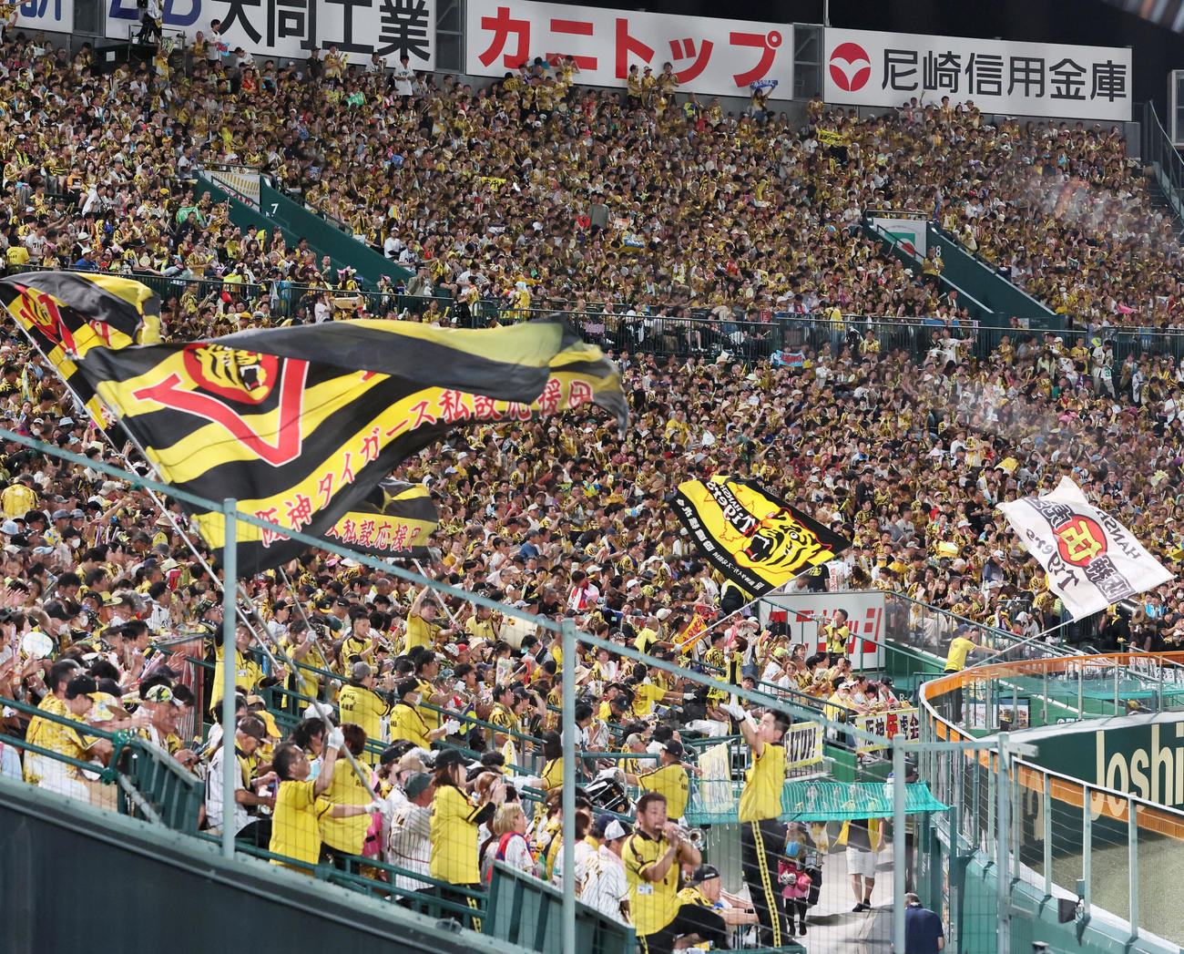 阪神対ヤクルト　7回裏、声援を送る阪神ファン（撮影・加藤哉）