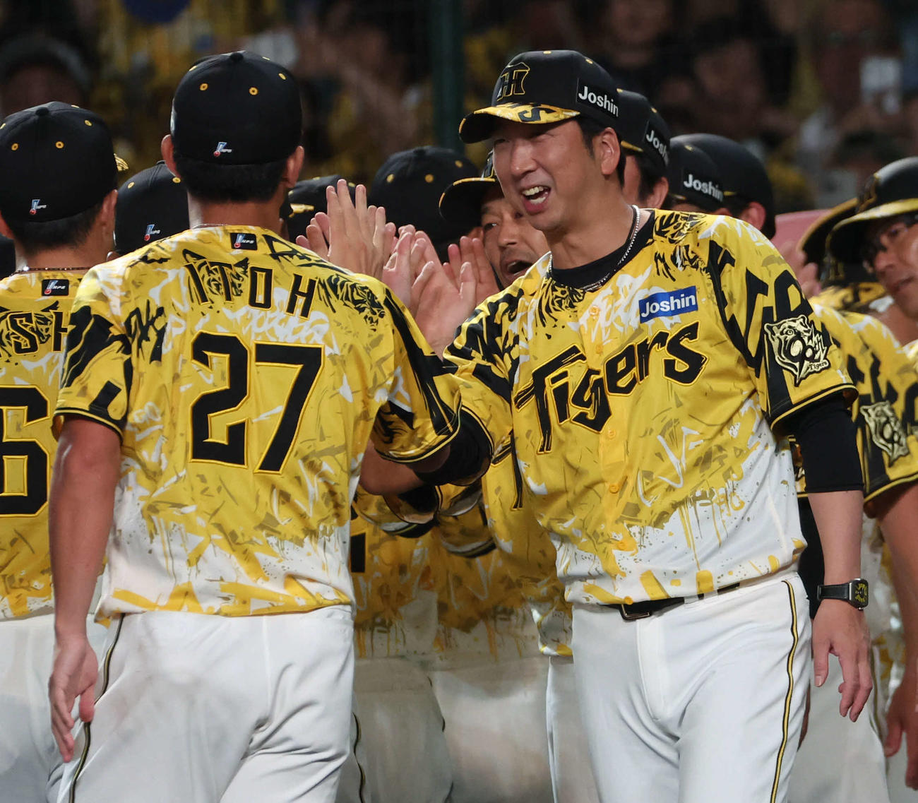 阪神対ヤクルト　接戦を制し、伊藤将と笑顔でタッチをかわす藤川監督（撮影・西尾就之）