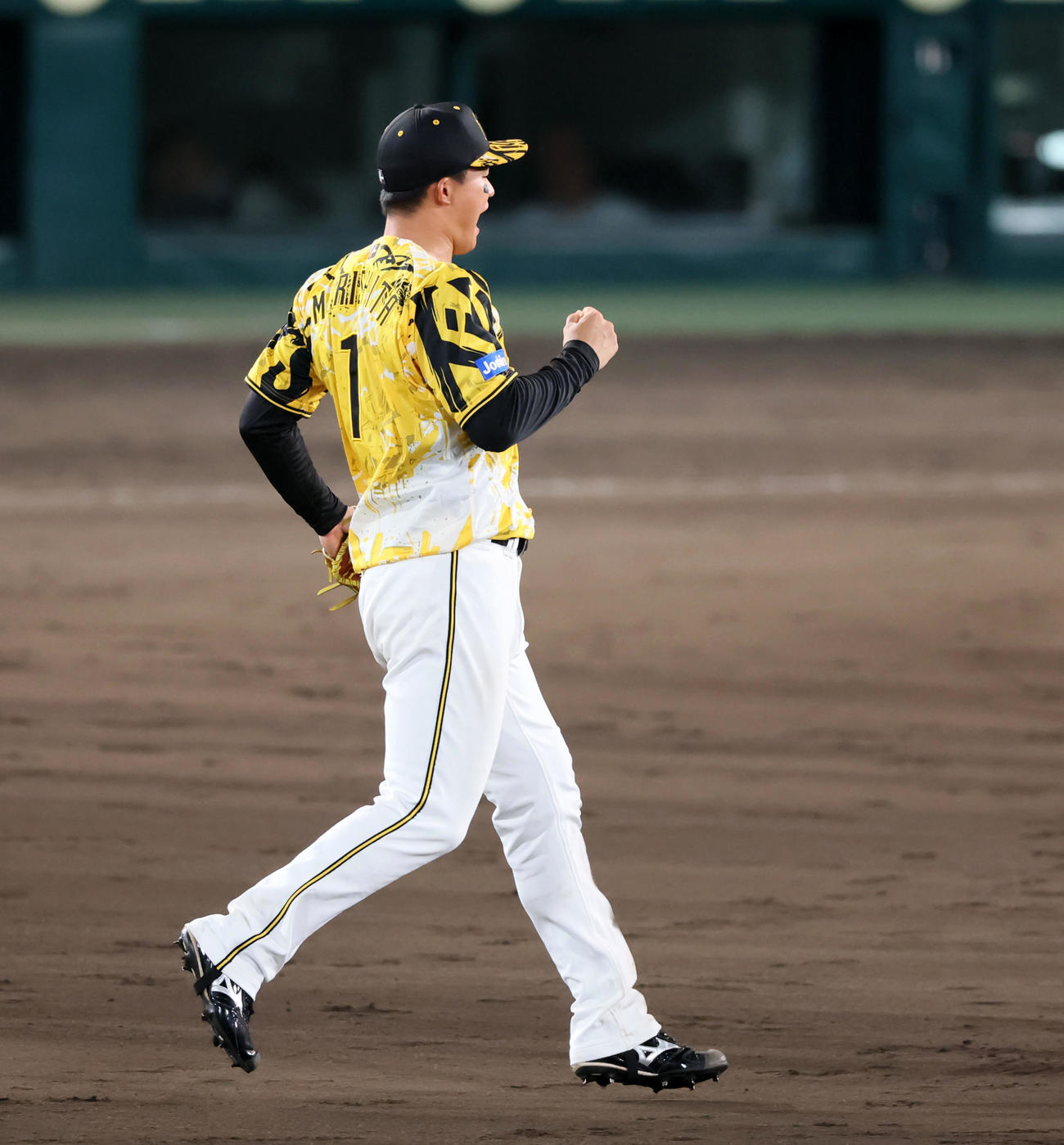 阪神対ヤクルト　9回表ヤクルト1死二、三塁、森下は増田の飛球を本塁返球し併殺を奪って試合終了となりガッツポーズを見せてナインのもとへ駆け寄る（撮影・加藤哉）