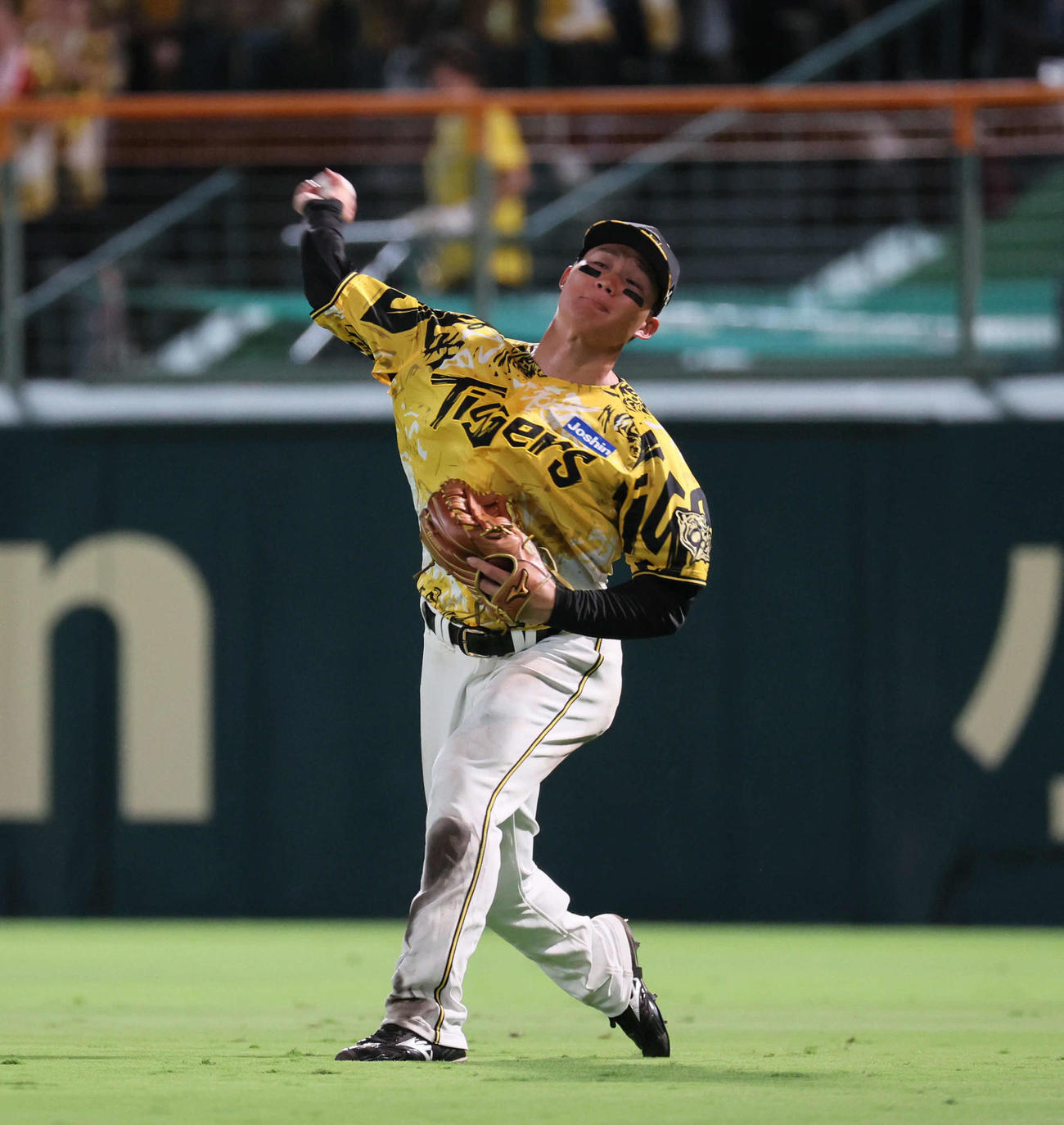 阪神対ヤクルト　9回表ヤクルト1死二、三塁、森下は増田の右飛で本塁を狙った武岡を刺す（撮影・宮崎幸一)