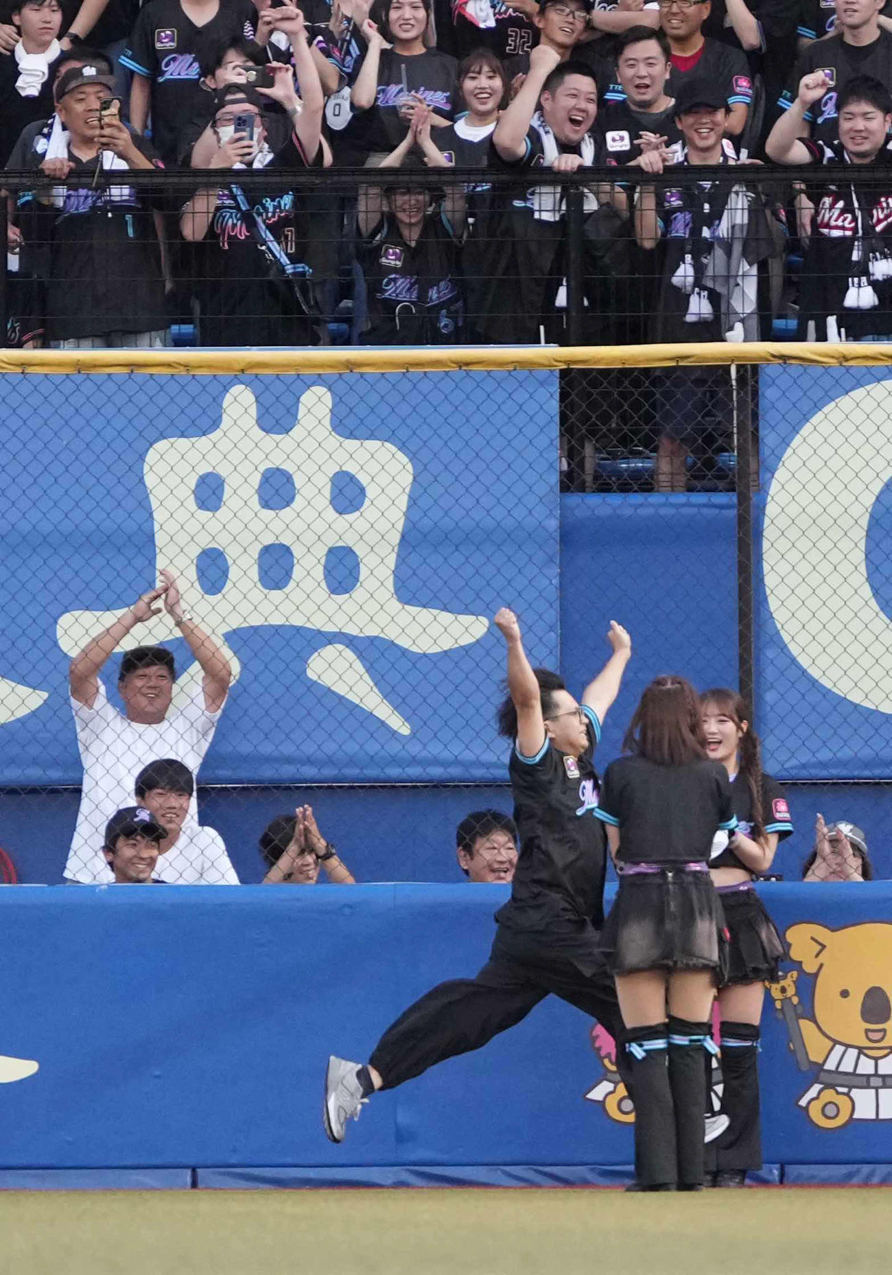 ロッテ対西武　5回裏終了後に行われるダッシュマンレースで勝利した挑戦者は公開プロポーズを宣言し見事成功する（撮影・小沢裕）