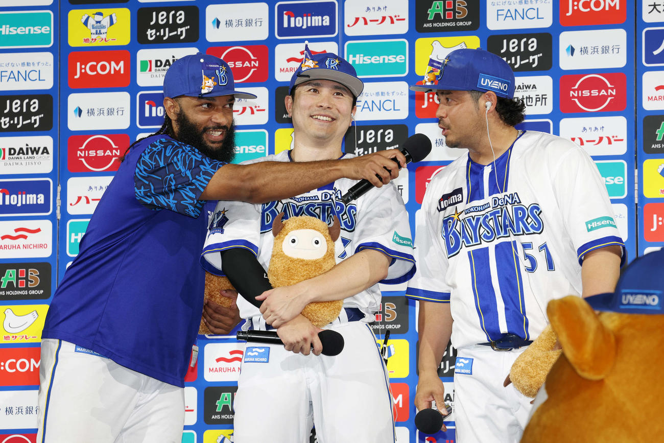 DeNA対巨人　お立ち台で笑顔を見せる左から、DeNAジャクソン、佐野、宮崎（撮影・宮地輝）
