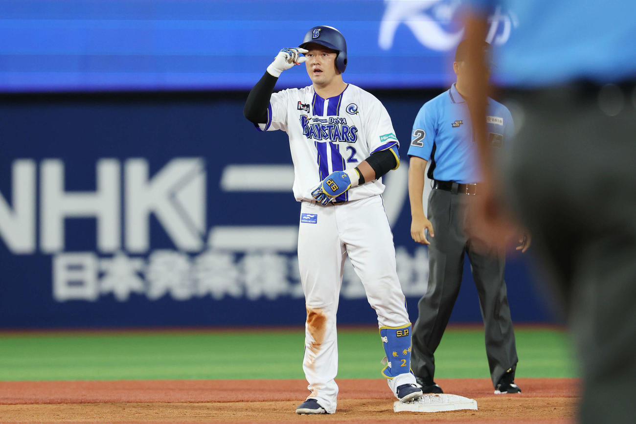 DeNA対巨人　3回裏DeNA2死、フェンス直撃の二塁打を放ちデコルテポーズをとる牧（撮影・宮地輝）