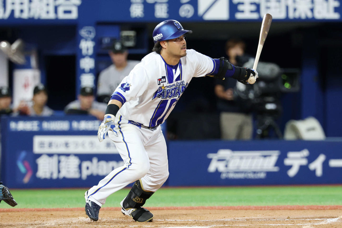 DeNA対巨人　3回裏DeNA2死二塁、適時打を放つ宮崎（撮影・宮地輝）