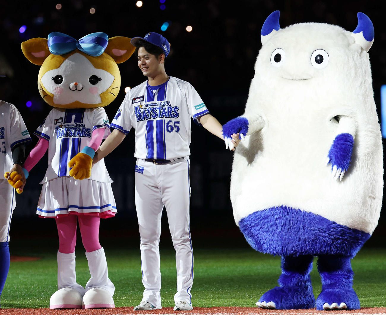 DeNA対巨人　勝利し笑顔で手をつなぐ、左からDB．キララ、DeNA宮城、バート（撮影・宮地輝）