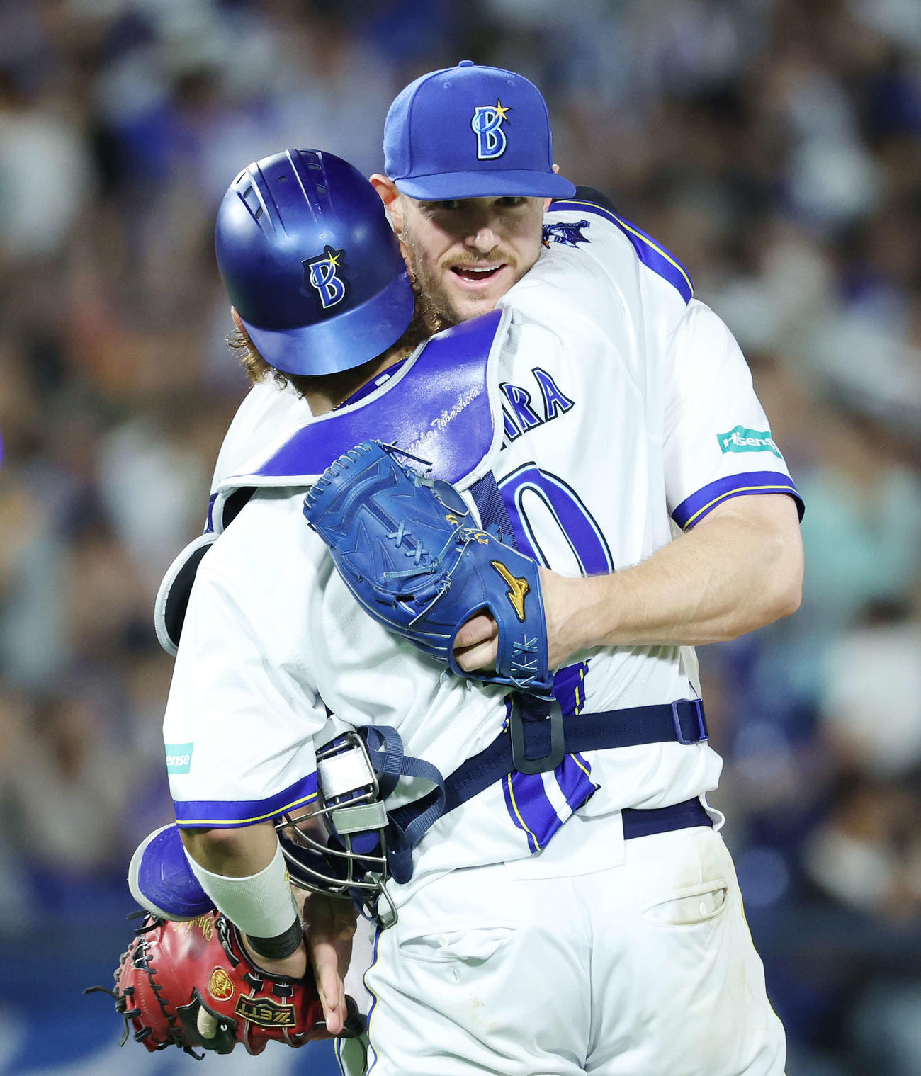 DeNA対巨人　DeNA戸柱（手前）と勝利の抱擁を交わすウィック（撮影・宮地輝）