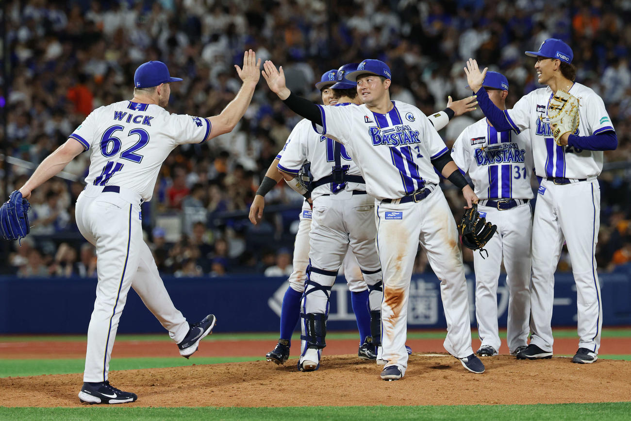 DeNA対巨人　勝利のタッチを交わすDeNA牧（中央）ら（撮影・宮地輝）