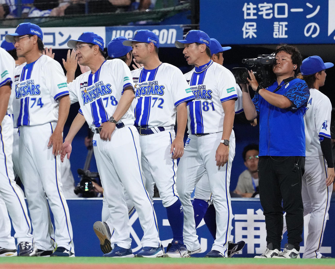 DeNA対巨人　巨人に勝利しタッチを交わすDeNA三浦監督（左から4人目）（撮影・足立雅史）