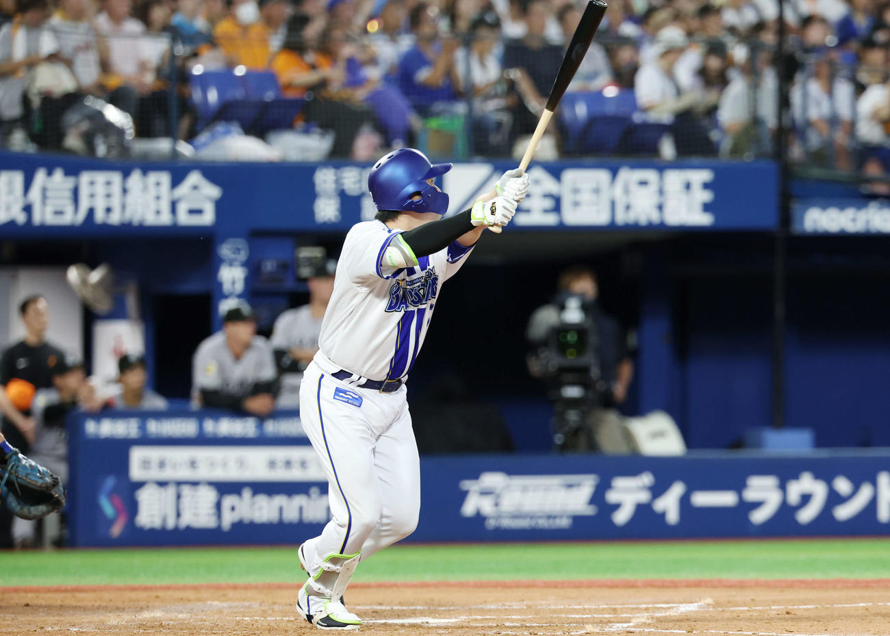 DeNA対巨人　3回裏DeNA2死一塁、左越え2点本塁打を放つ佐野（撮影・宮地輝）