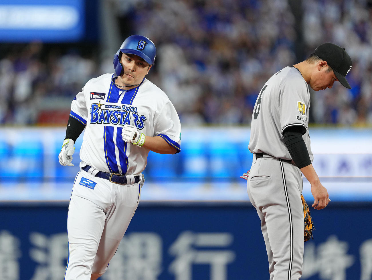 DeNA対巨人　3回裏DeNA2死一塁、佐野（左）は2点本塁打を放つ。右は巨人坂本（撮影・足立雅史）