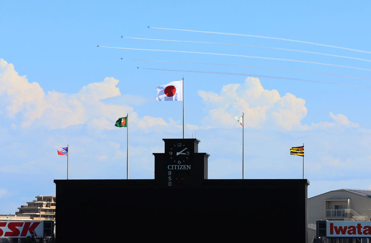 阪神対ヤクルト13回戦　12日に続いて甲子園球場のスコアボード後方を展示飛行するブルーインパルス（撮影・加藤哉）