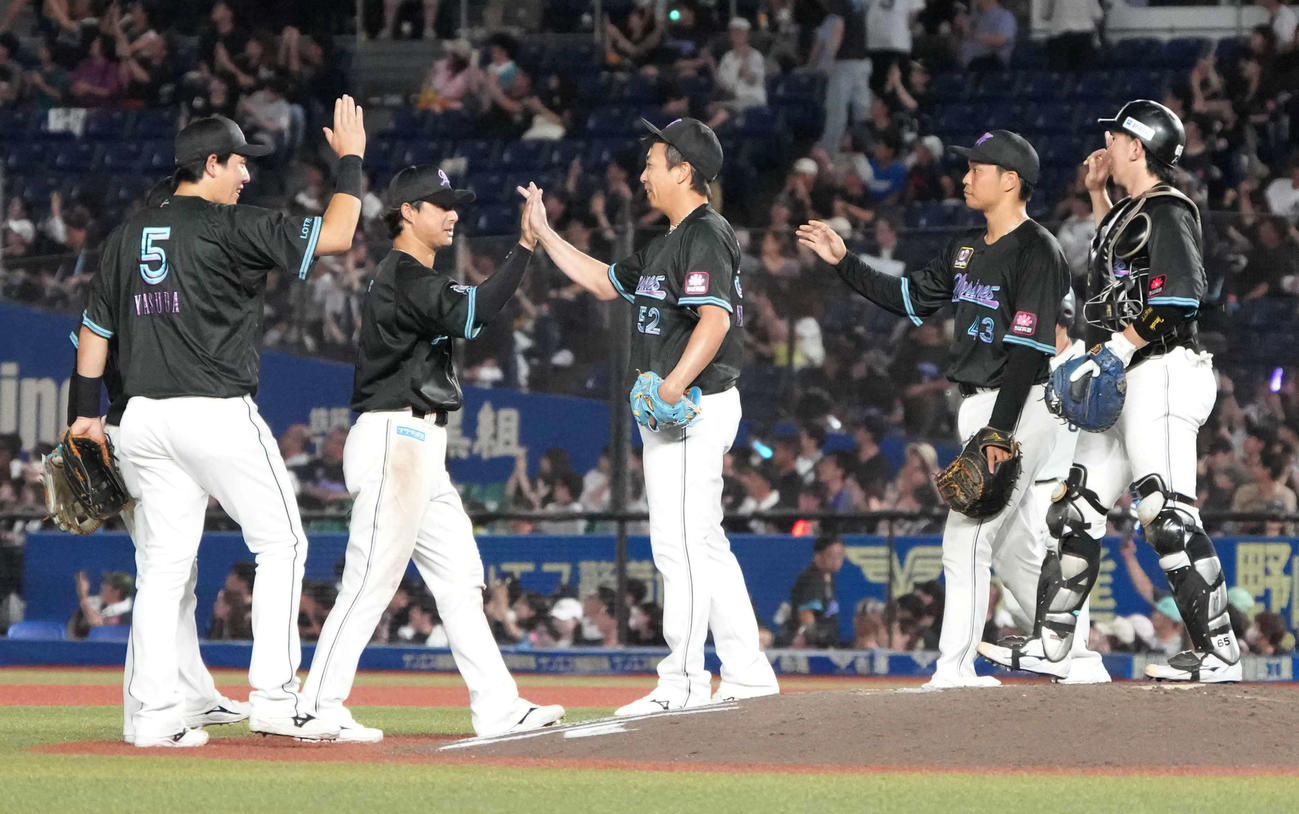 ロッテ対西武　勝利に沸くロッテナイン（撮影・小沢裕）