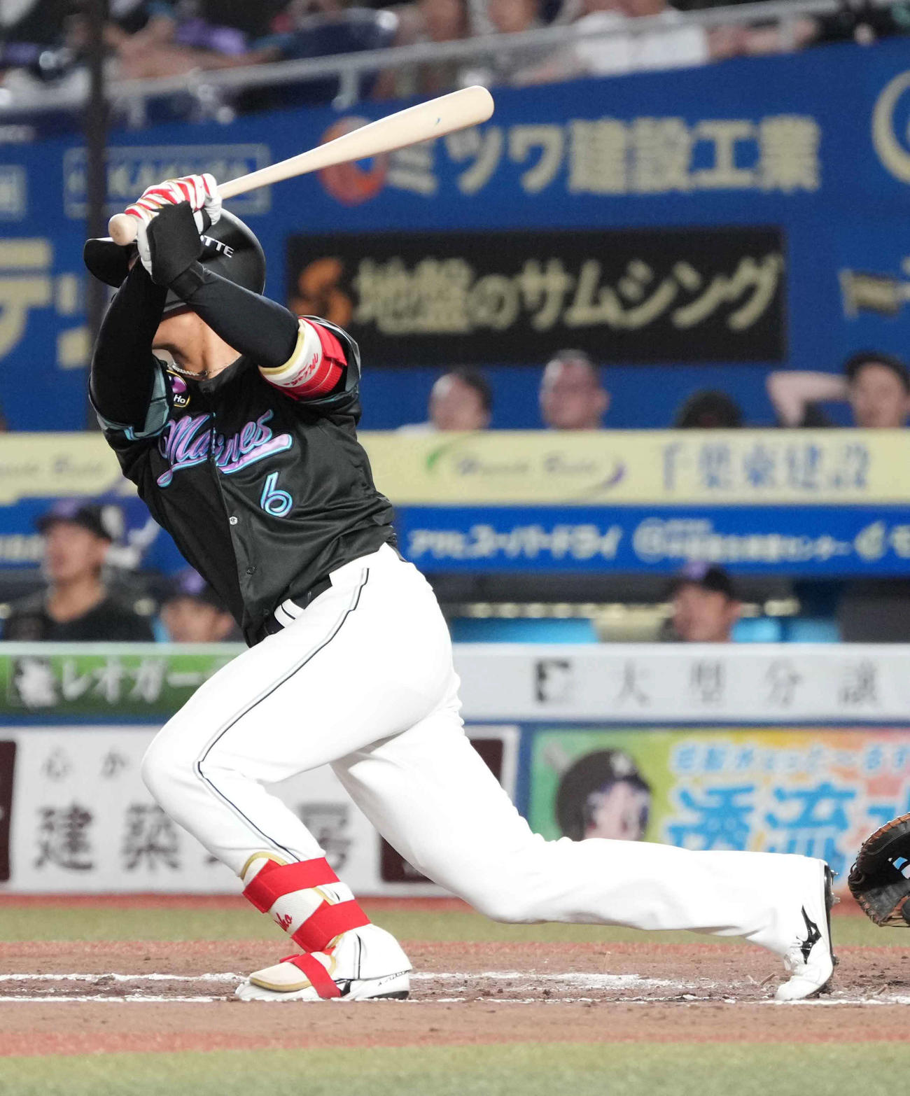 ロッテ対西武　8回裏ロッテ無死、西川はこの日3本目の安打を中前に放つ（撮影・小沢裕）