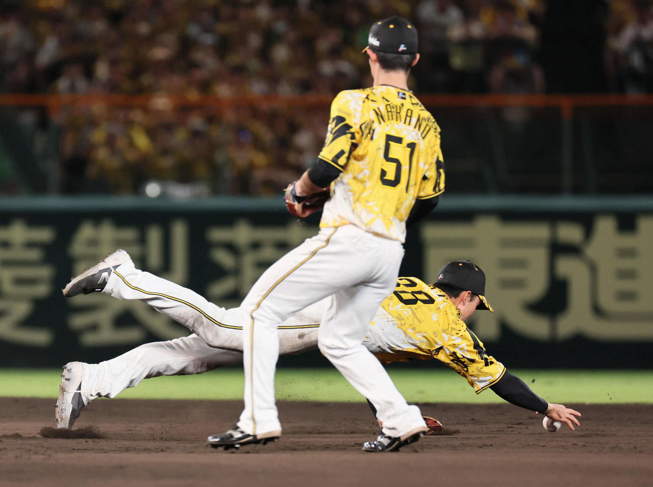 阪神対ヤクルト　7回表ヤクルト1死一塁、小幡は増田の打球を一度はじくが、右手で拾い中野にトスしオスナを二里で封殺する（撮影・宮崎幸一)