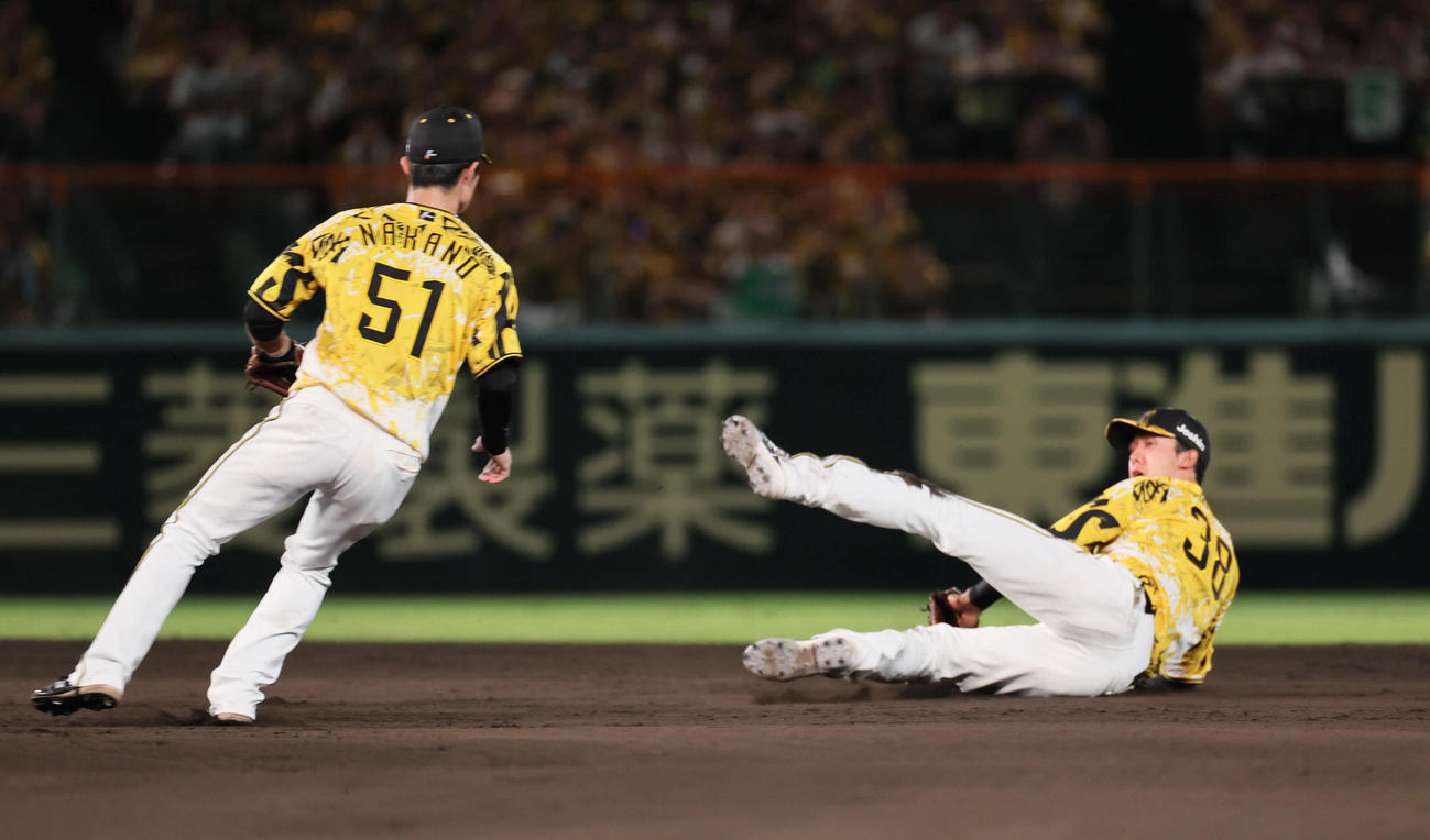 阪神対ヤクルト　7回表ヤクルト1死一塁、小幡は増田の打球を一度はじくが、右手で拾い中野にトスしオスナを二里で封殺する（撮影・宮崎幸一)