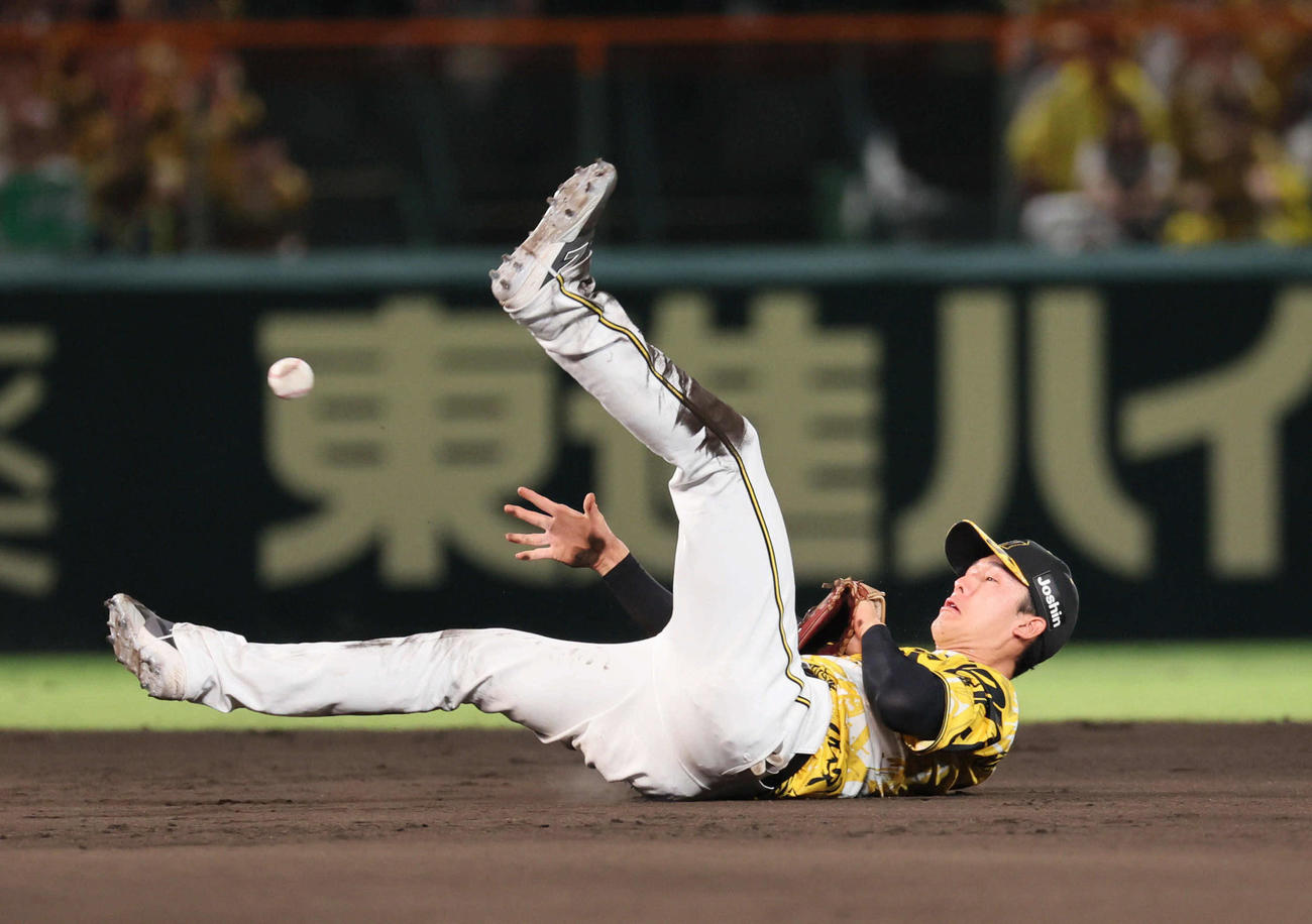 阪神対ヤクルト　7回表ヤクルト1死一塁、小幡は増田の打球を一度はじくが、右手で拾い中野にトスしオスナを二塁で封殺する（撮影・宮崎幸一)