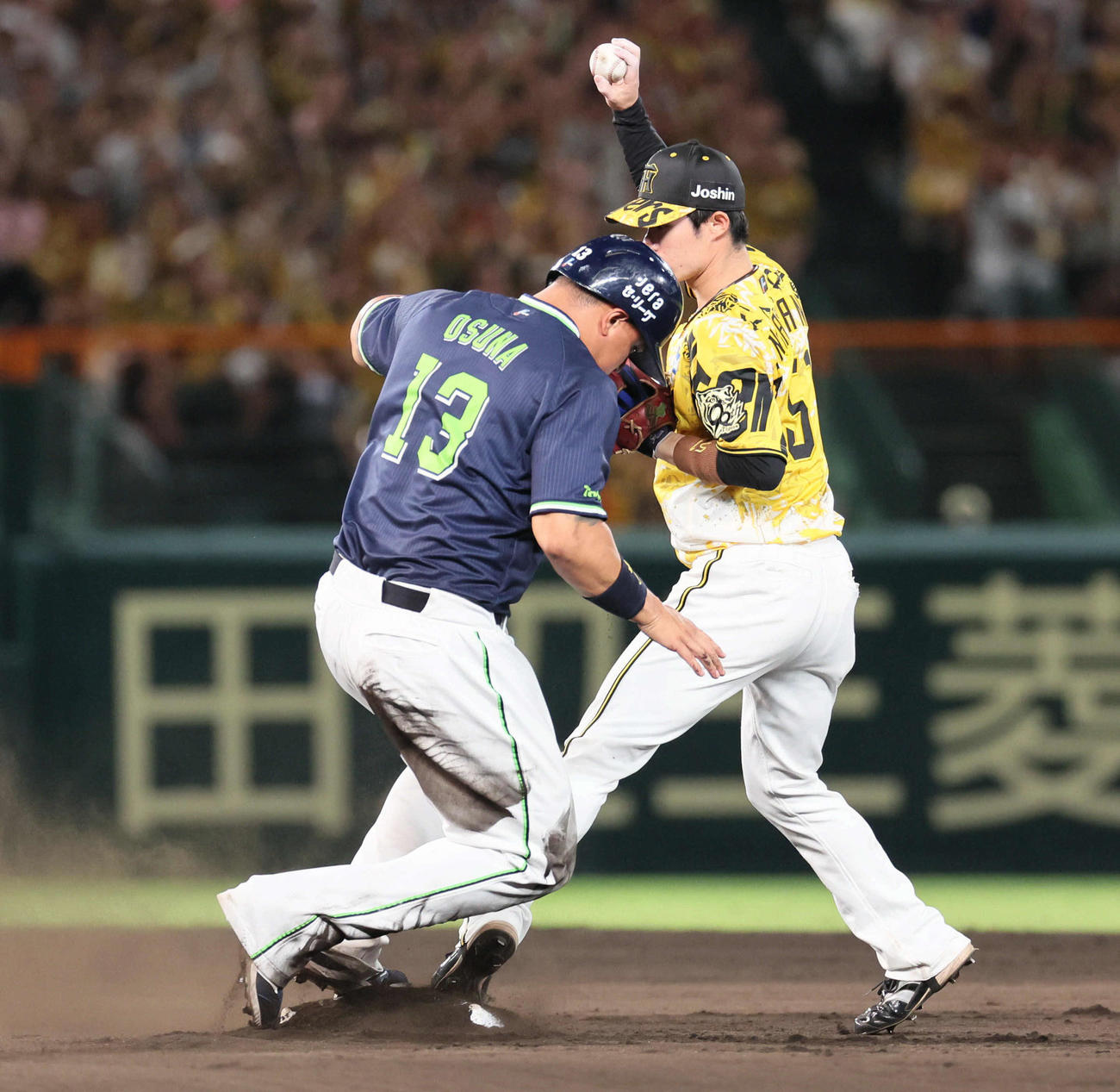 阪神対ヤクルト　7回表ヤクルト1死一塁、小幡は増田の打球を一度はじくが、右手で拾い中野にトスしオスナを二里で封殺する（撮影・宮崎幸一)