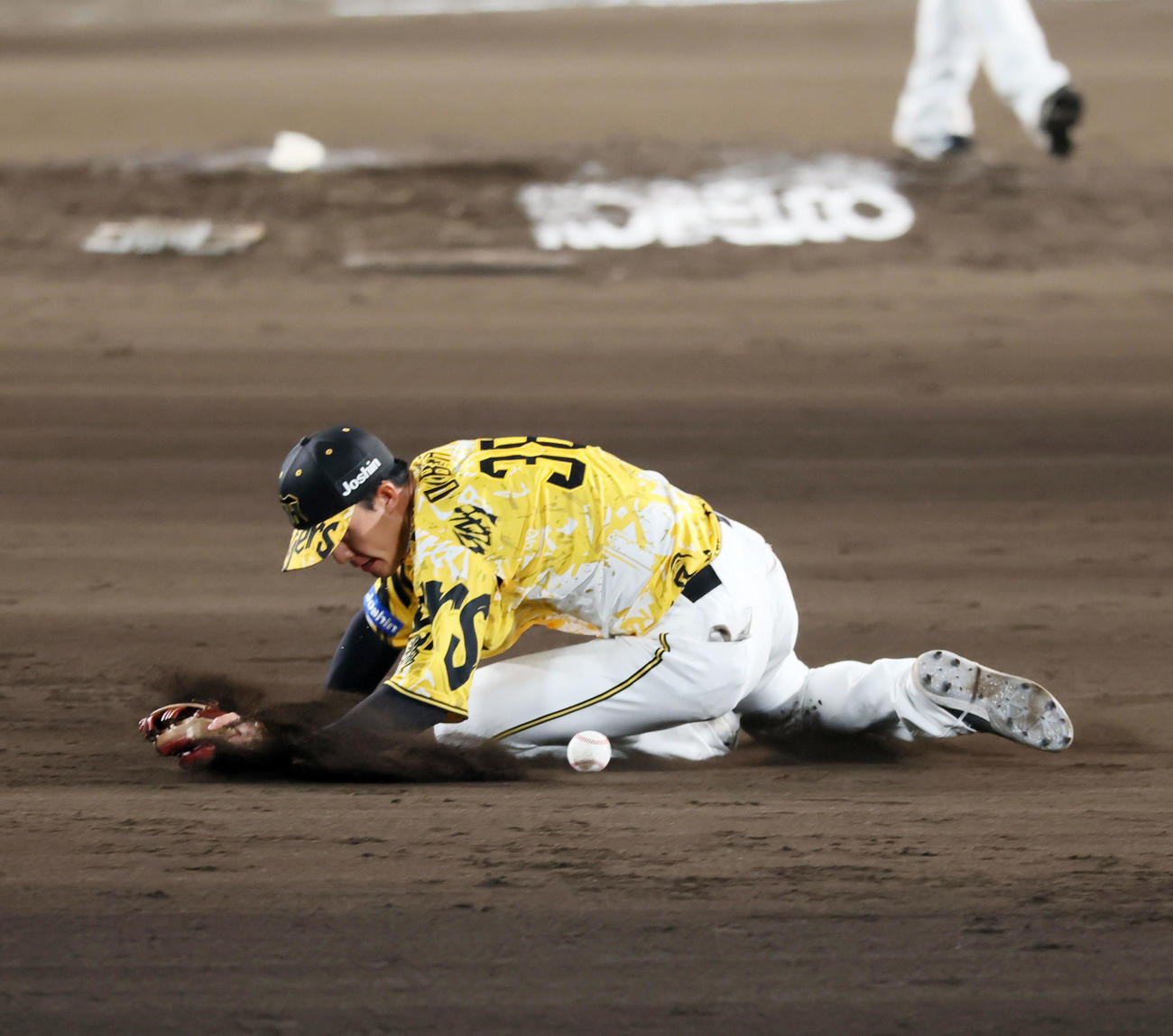阪神対ヤクルト　7回表ヤクルト1死一塁、小幡は増田の打球を後方へこぼすが拾い直して二塁中野へトスしアウトを奪う（撮影・加藤哉）