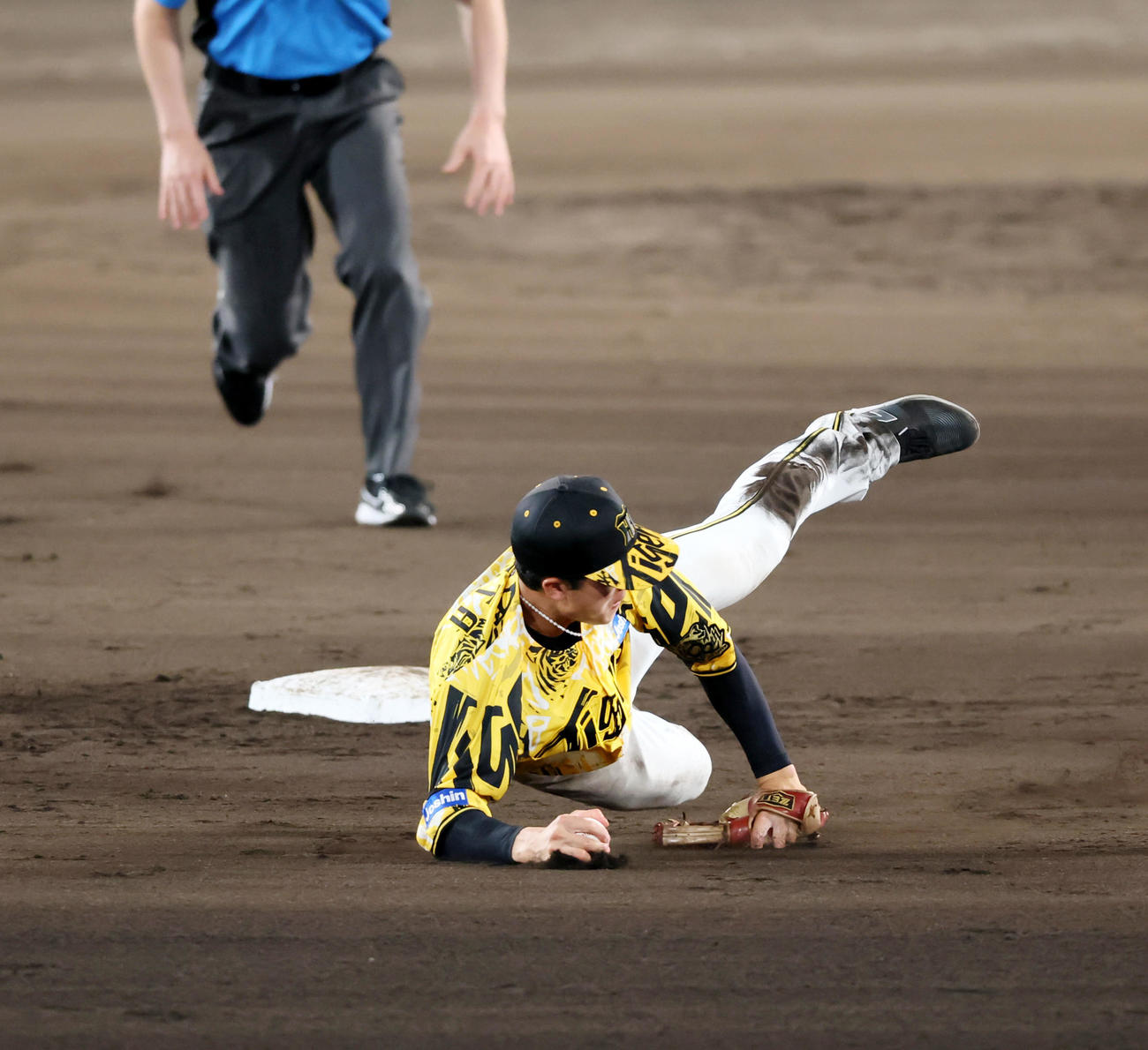 阪神対ヤクルト　7回表ヤクルト1死一塁、小幡は増田の打球を後方へこぼすが拾い直して二塁中野へトスしアウトを奪う（撮影・加藤哉）