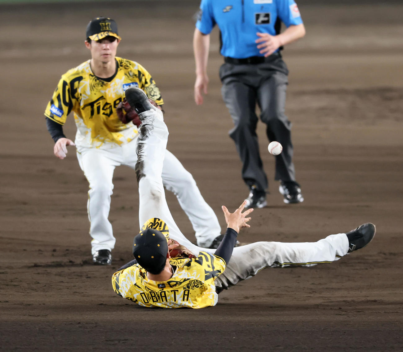 阪神対ヤクルト　7回表ヤクルト1死一塁、小幡は増田の打球を後方へこぼすが拾い直して二塁中野へトスしアウトを奪う（撮影・加藤哉）