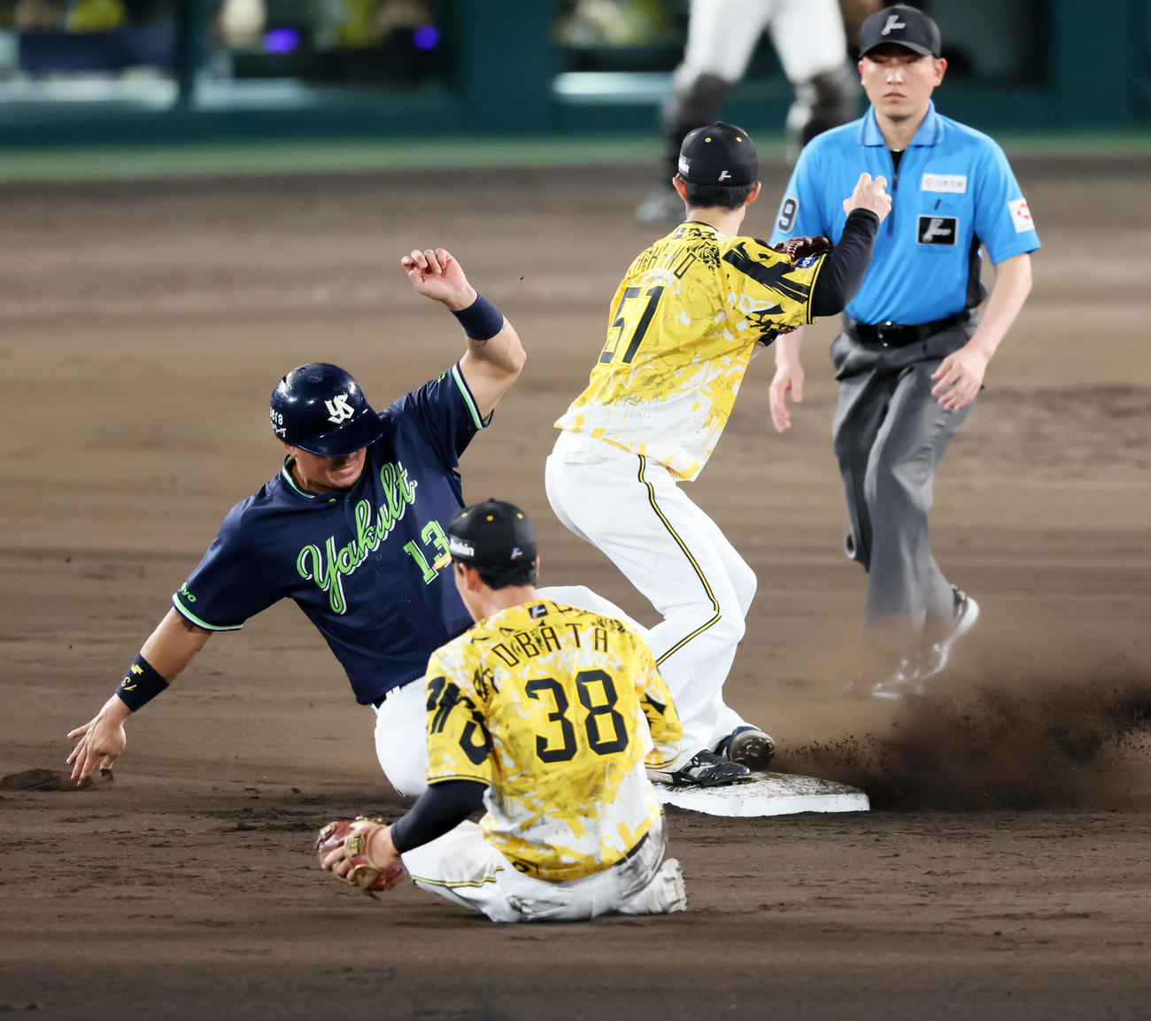 阪神対ヤクルト　7回表ヤクルト1死一塁、小幡は増田の打球を後方へこぼすが拾い直して二塁中野へトスしアウトを奪う。一塁走者オスナ（撮影・加藤哉）