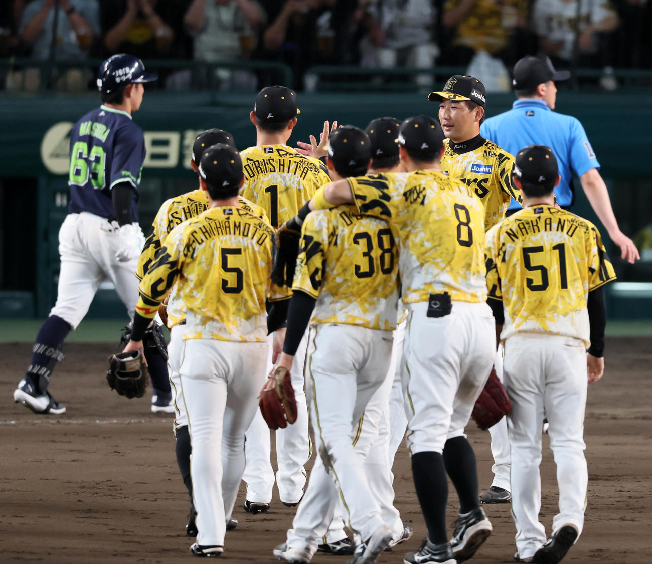 阪神対ヤクルト　ヤクルトに勝利し森下（左）を迎える岩崎（撮影・加藤哉）