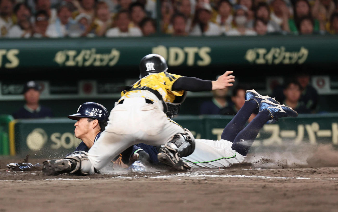 阪神対ヤクルト　9回表ヤクルト1死二、三塁、森下は増田の右飛で政官を狙った武岡を刺す（撮影・宮崎幸一)＝
