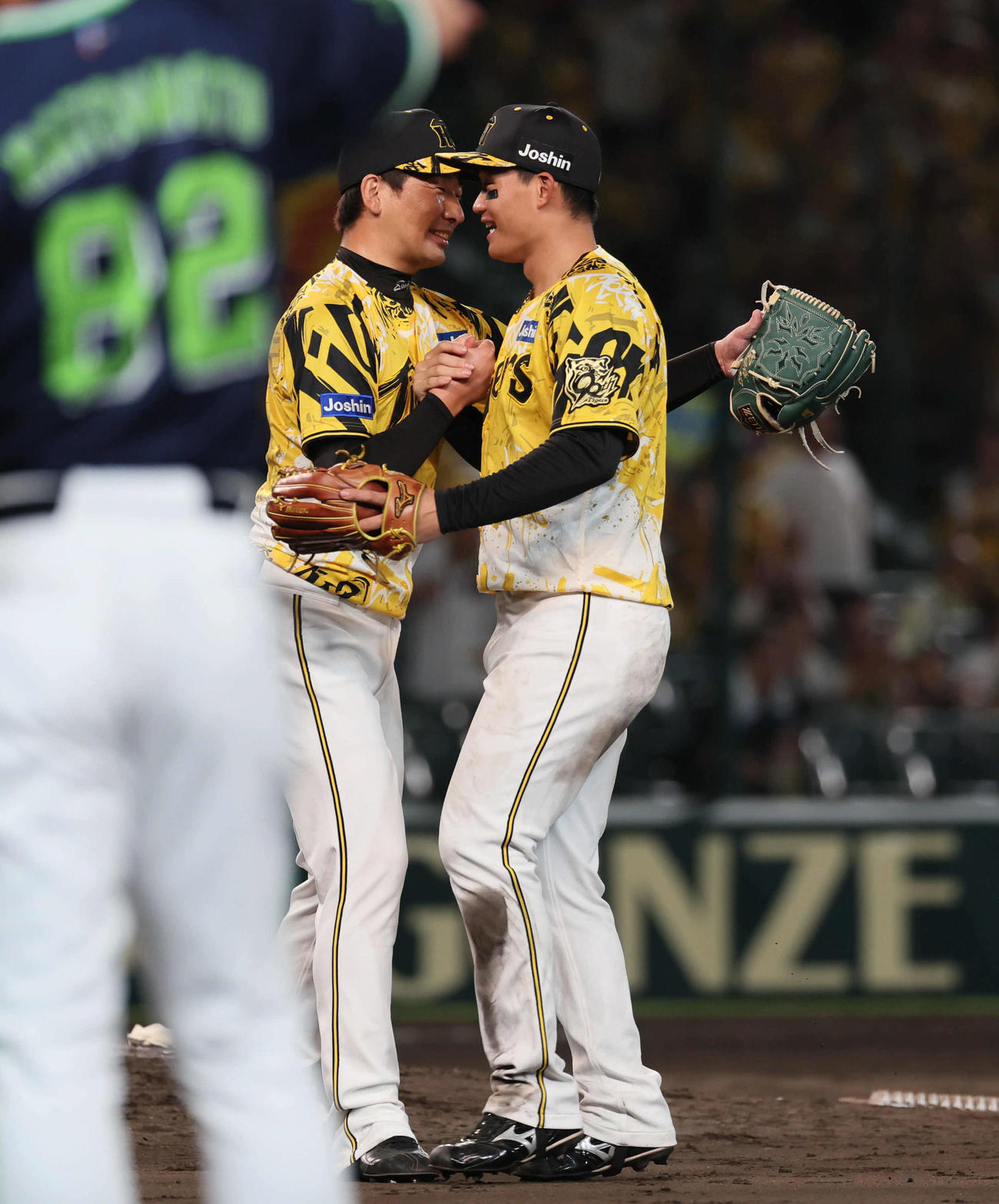 阪神対ヤクルト　9回表ヤクルト1死二、三塁、岩崎（左）は武岡の生還を阻んだ森下を抱きしめる（撮影・宮崎幸一)