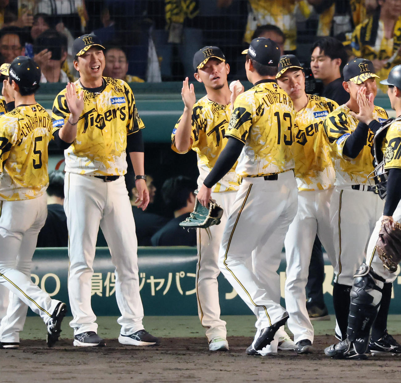 阪神対ヤクルト　ヤクルトに勝利し岩崎（右）からウイニングボールを手渡される伊藤将。左は藤川監督（撮影・加藤哉）