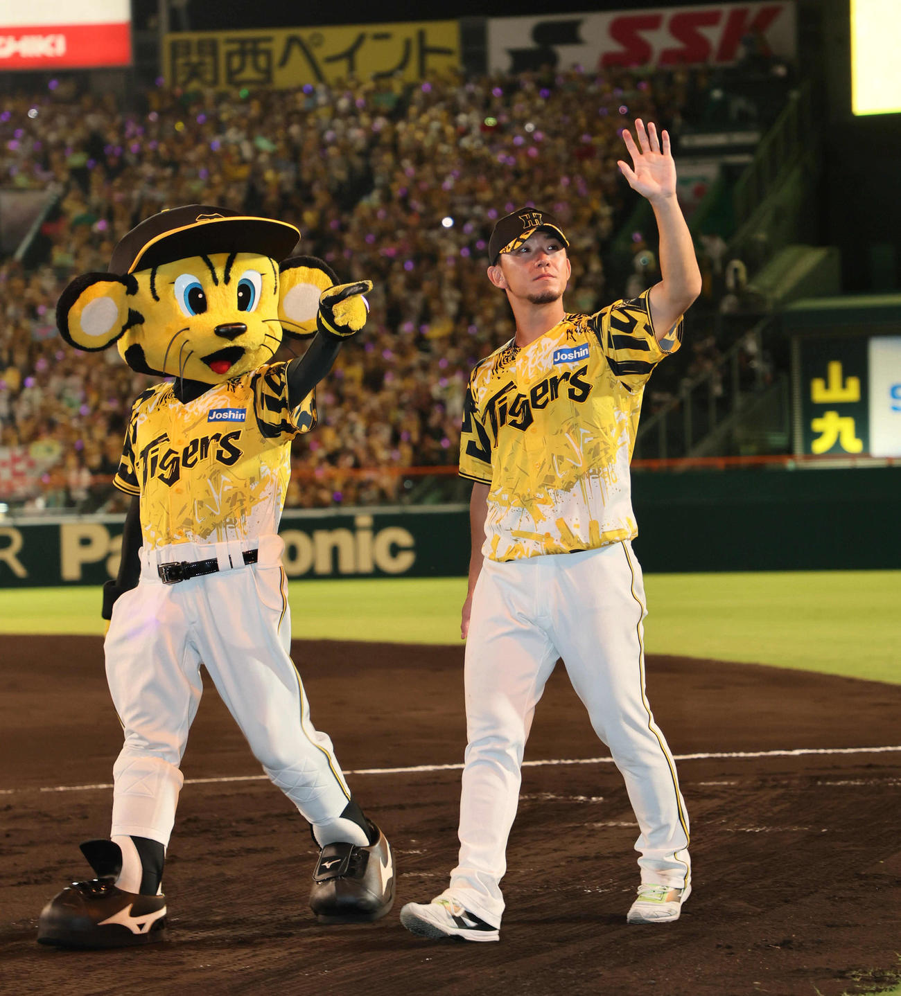阪神対ヤクルト　トラッキーと手を振る伊藤将（撮影・宮崎幸一)
