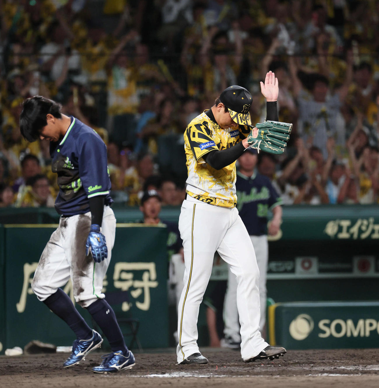 阪神対ヤクルト　9回表ヤクルト1死二、三塁、岩崎は増田の右飛で政官を狙った武岡がアウトとなり手をたたく（撮影・宮崎幸一)