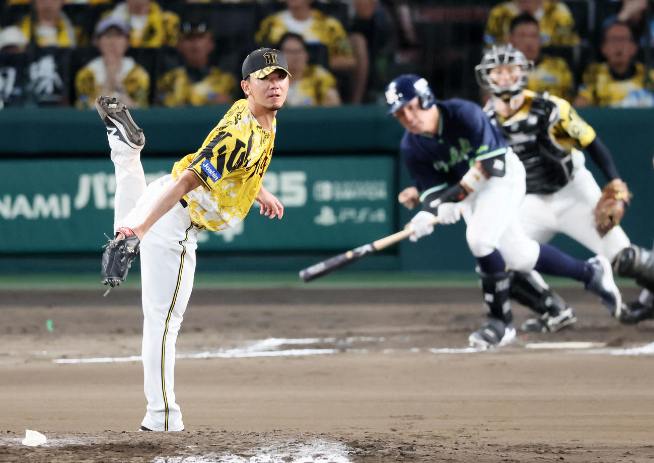 阪神対ヤクルト　7回表ヤクルト1死一塁、伊藤将は増田を遊ゴロに打ち取る（撮影・加藤哉）