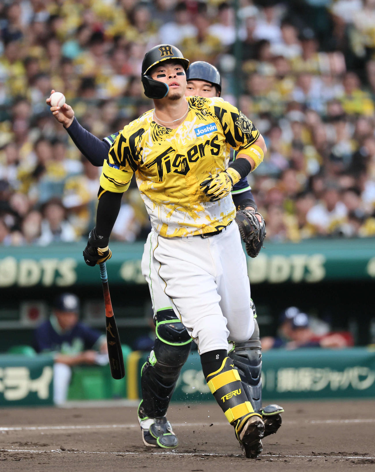 阪神対ヤクルト　2回裏阪神無死、佐藤輝は空振り三振に倒れる（撮影・宮崎幸一)